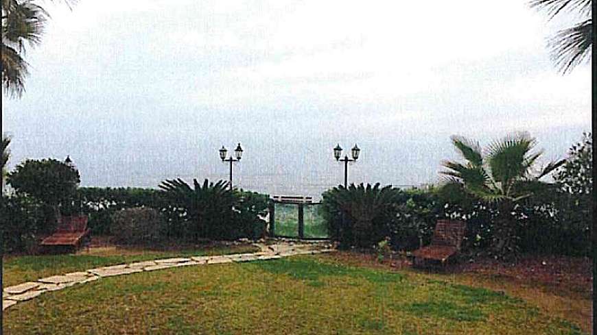 4 bdrm Sea front villa/Meneou