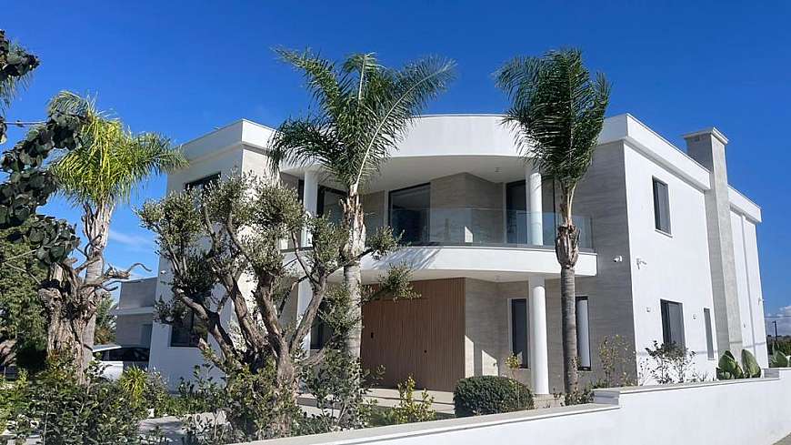 4 bdrm villa for rent/Off Dhekelia Road