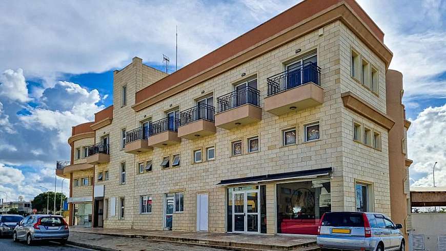 Shared mixed-use building in Deryneia, Famagusta