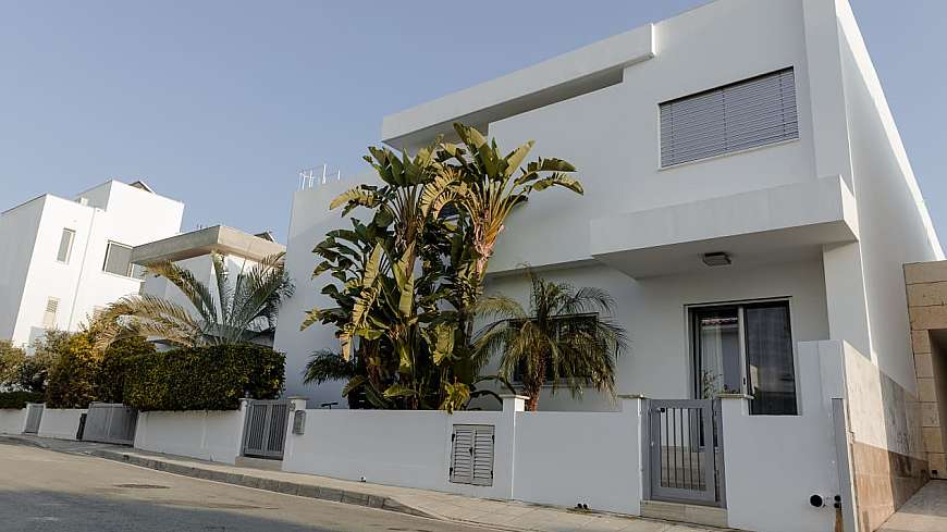 4 bdrm beach front villa for sale/Dhekelia Road