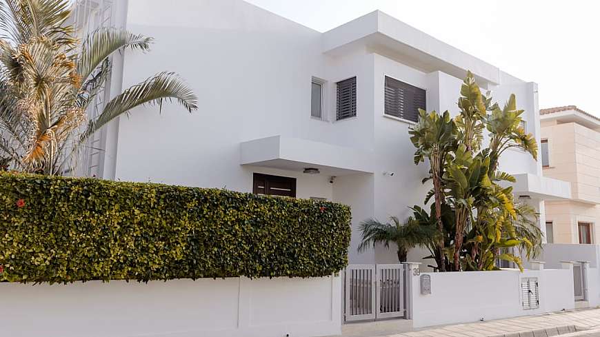 4 bdrm beach front villa for sale/Dhekelia Road