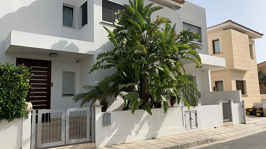 5 bdrm villa on the beach/Dhekelia Road