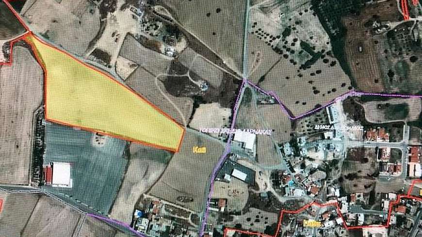 Large residential plot of land-Livadhia