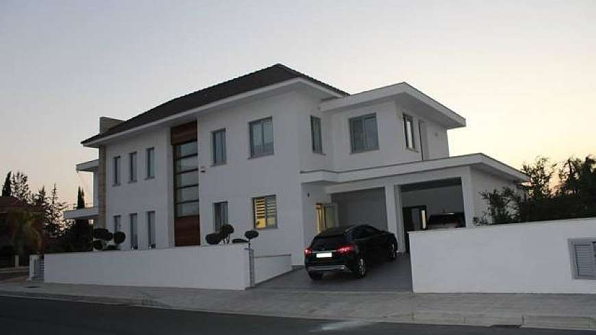 6 Bdrm luxury house for sale in Dromolaxia/Larnaca in new build area