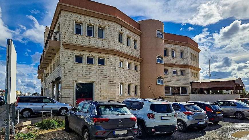 Shared mixed-use building in Deryneia, Famagusta
