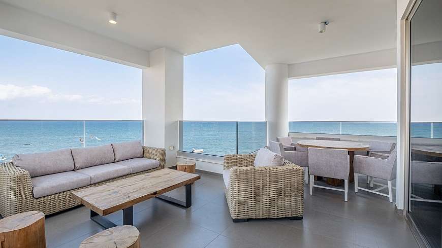 3 bdrm beachfront apartment for rent/Mackenzie
