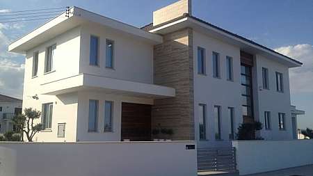 6 Bdrm luxury house for sale in Dromolaxia/Larnaca in new build area