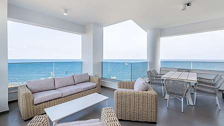 2 bdrm beachfront apartment for rent/Mackenzie