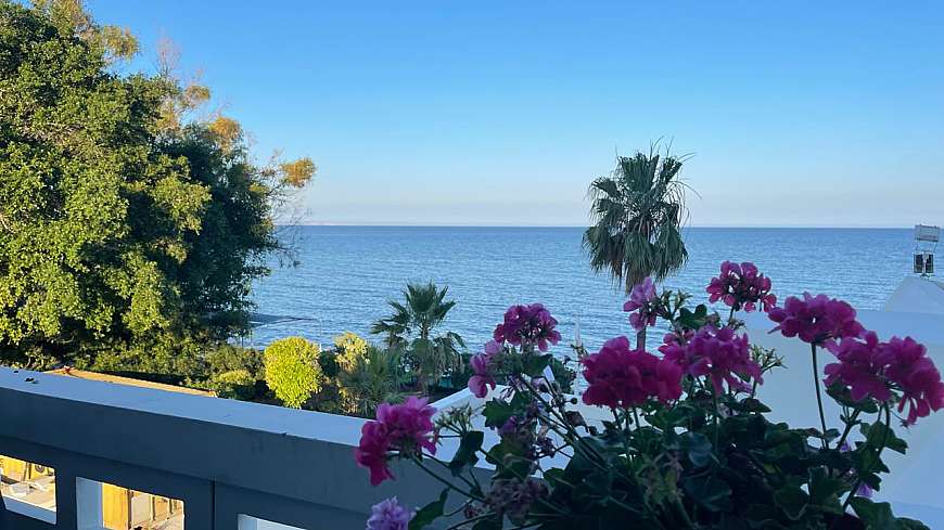 Beachfront apartment to rent,Larnaca Dhekelia road.