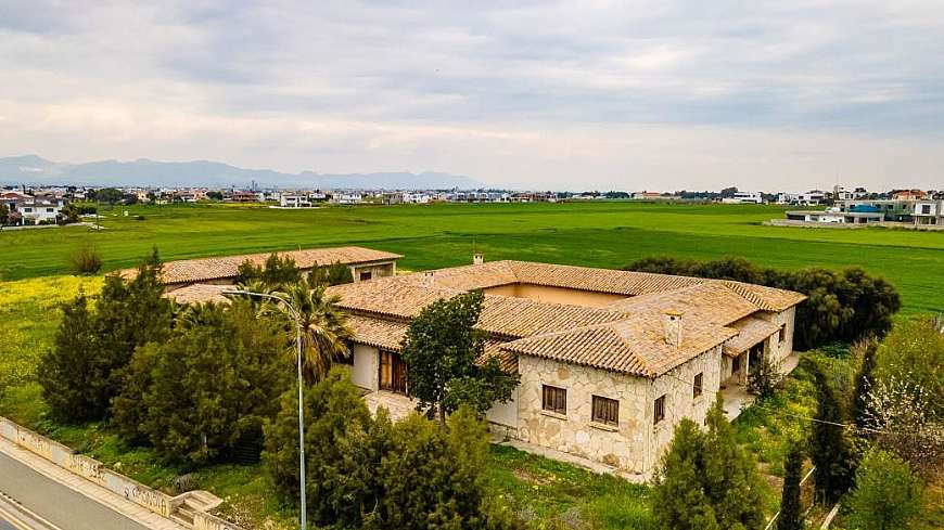 Residential field with ground floor house in Lakatamia, Nicosia