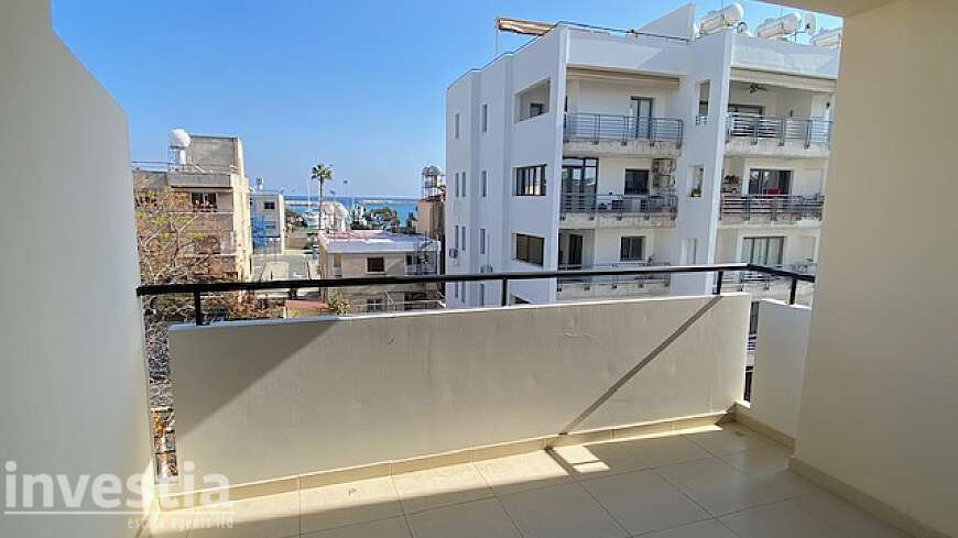 2 bdrm flat for rent/Port area