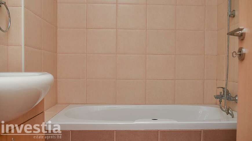 2 bdrm flat for sale/Port area