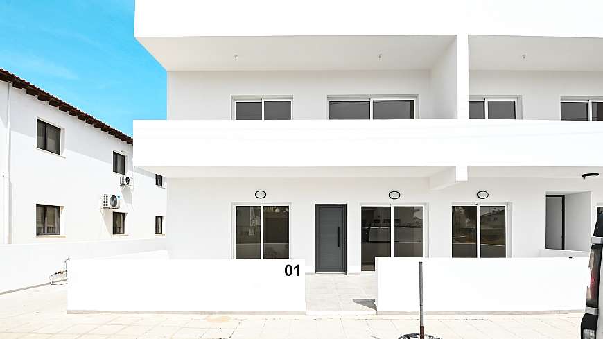 3 bdrm ground floor apartments for sale/Livadhia