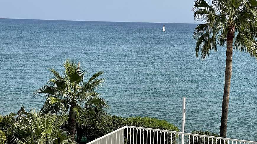 Beachfront apartment to rent,Larnaca Dhekelia road.