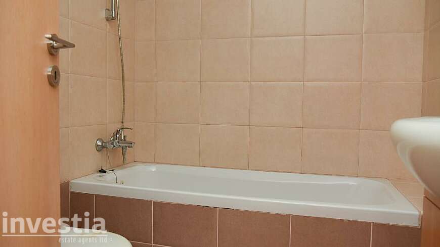 2 bdrm flat for sale/Port area