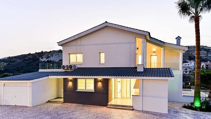 5 bdrm villa for sale/Agios Tychonas