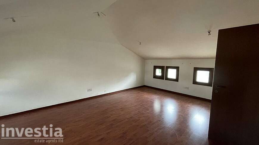 5 Bedroom Bungalow For Sale in Aradippou, Larnaca