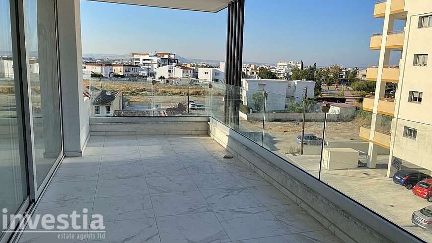 2 bdrm apt/port area