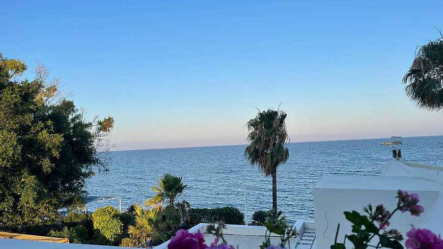 Beachfront apartment to rent,Larnaca Dhekelia road.