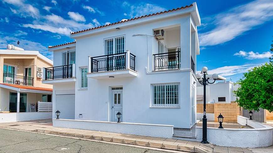 Deatached 3 bedroom house on the beach side,Larnaca-Dhekelia road.