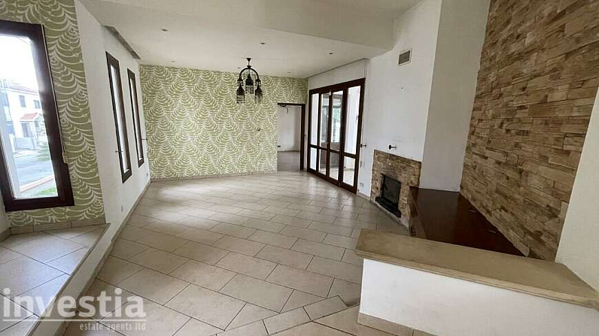 5 Bedroom Bungalow For Sale in Aradippou, Larnaca