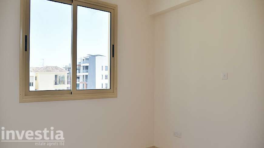 2 bdrm flat for sale/Port area