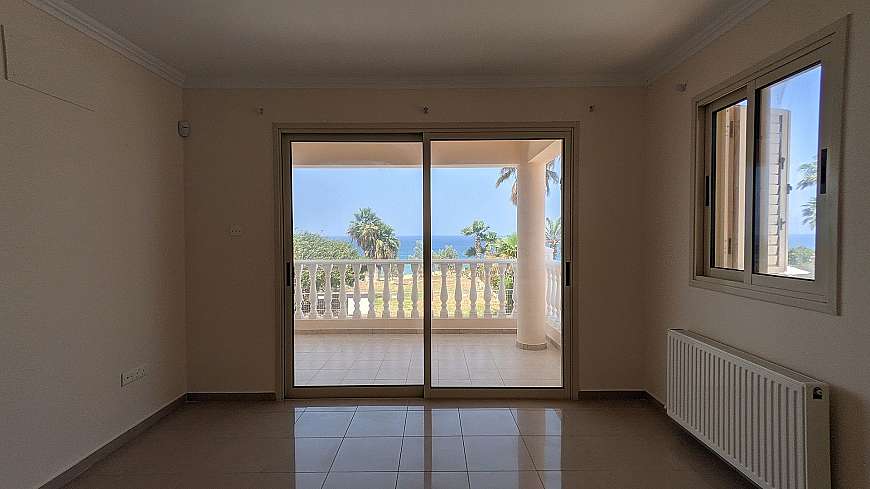 5 bdrm beachfront villa for sale/Protaras