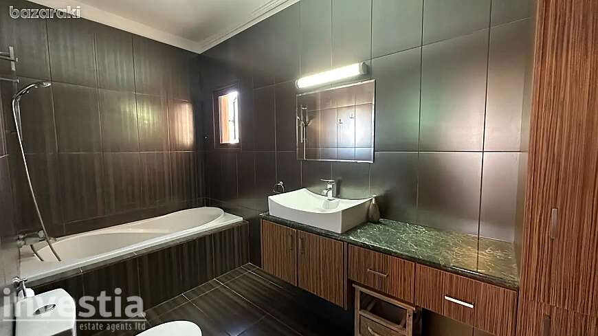 3 bdrm upstairs house for rent/Kamares