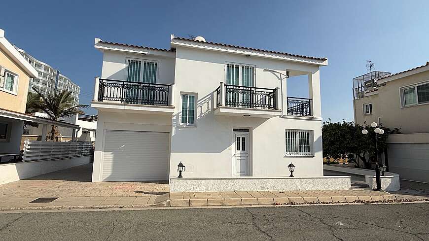 Deatached 3 bedroom house on the beach side,Larnaca-Dhekelia road.