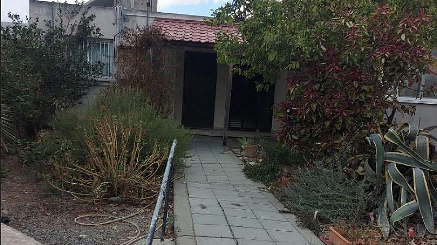 Old house for sale/Kamares area