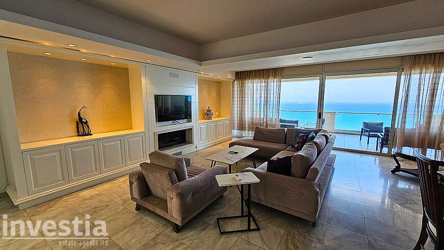 2 bdrm seafront penthouse/Finikoudes