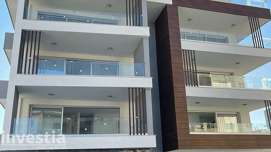 2 bdrm apt/port area
