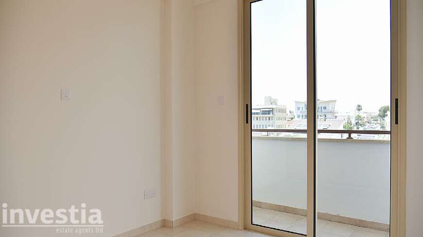 2 bdrm flat for sale/Port area