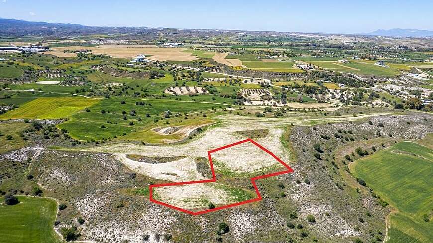 Shared residential field in Agia Varvara, Nicosia