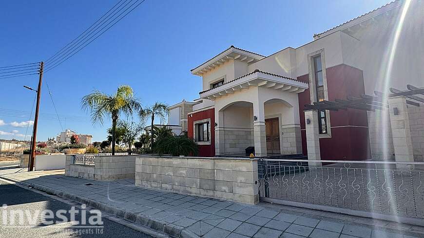 Three-Level Villa For Sale in Kalogiroi Area, Limassol