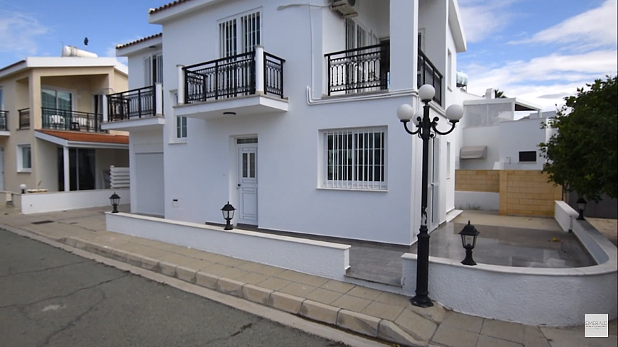 Deatached 3 bedroom house on the beach side,Larnaca-Dhekelia road.