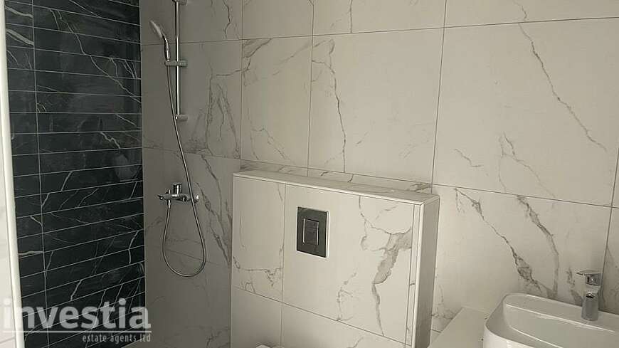 2 bdrm apt/port area