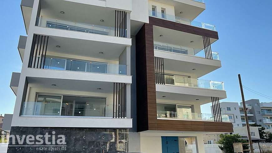 2 bdrm apt/port area