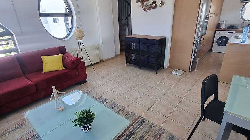 3 bdrm top floor apartment/Larnaca centre