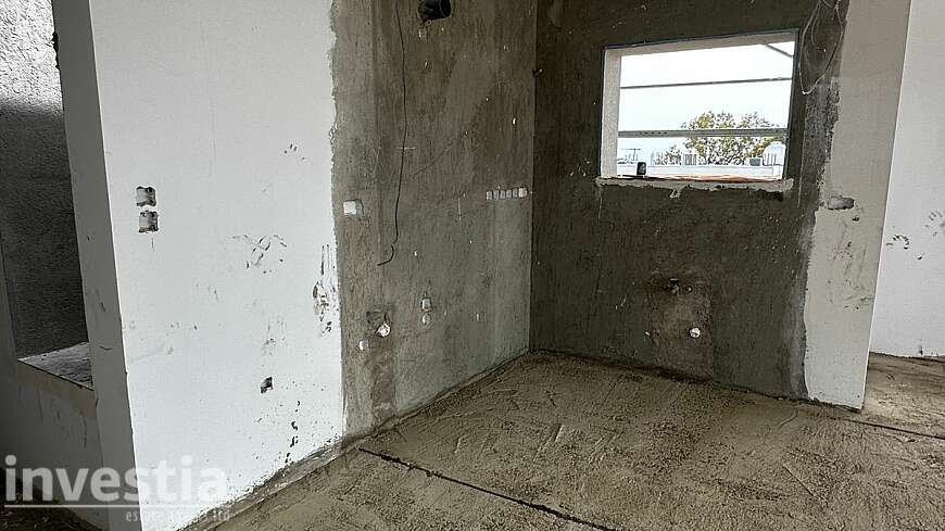 2 bdrm top floor apartment for sale/Larnaca