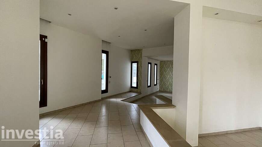 5 Bedroom Bungalow For Sale in Aradippou, Larnaca
