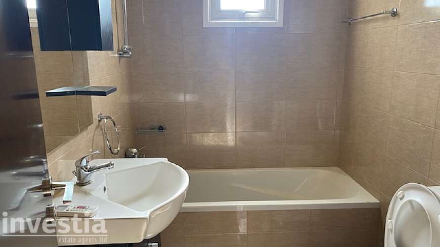 2 bdrm flat for rent/Port area