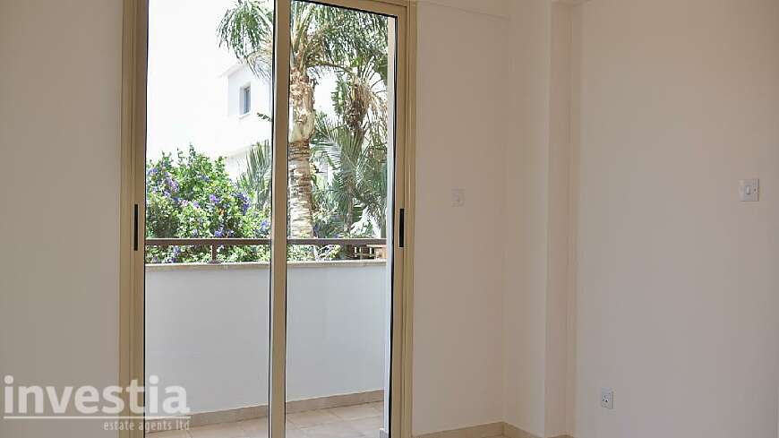 2 bdrm flat for sale/Port area