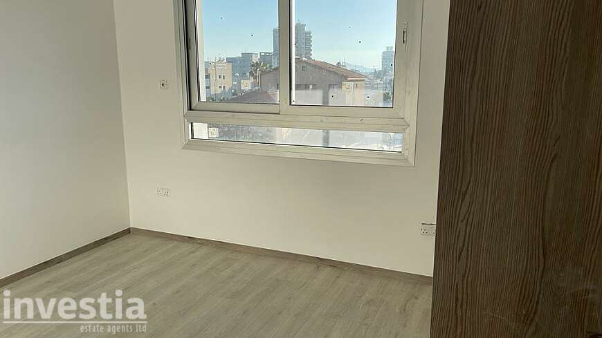 2 bdrm apt/port area