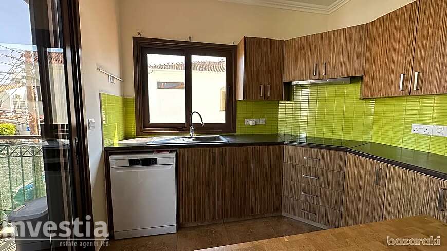3 bdrm upstairs house for rent/Kamares