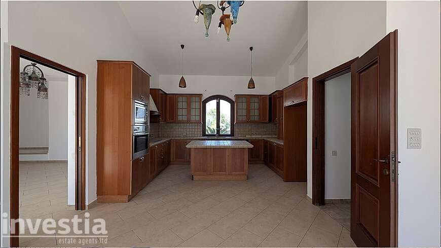 5 bdrm house/Krassas area