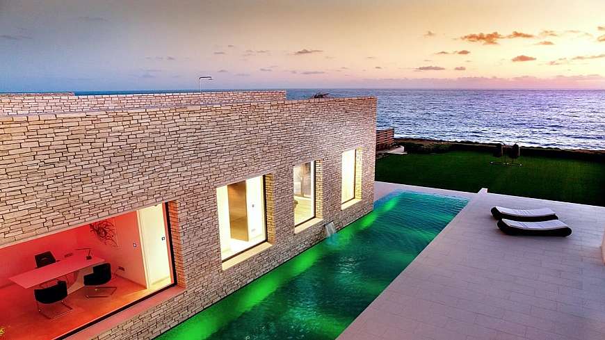 4 bdrm sea front villa/Paphos