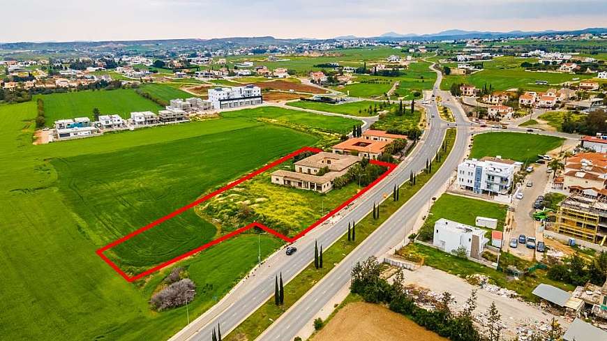 Residential field with ground floor house in Lakatamia, Nicosia