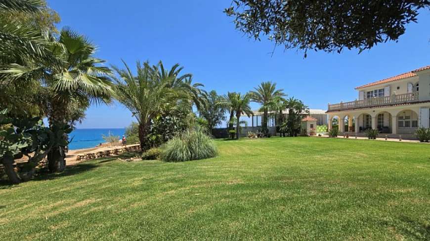 4 BEDROOM VILLA BEACHFRONT VILLA/PROTARAS