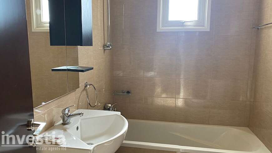 2 bdrm flat for rent/Port area